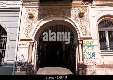 Tiflis, Georgien - 23. JUNI 2024: Straßenblick und traditionelle Architektur in Tiflis, der Hauptstadt Georgiens. Stockfoto