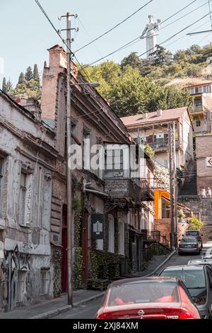 Tiflis, Georgien - 24. JUNI 2024: Straßenblick und traditionelle Architektur in der Altstadt von Tiflis, Georgien. Stockfoto