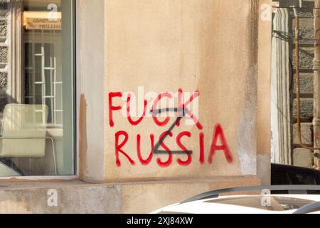 Tiflis, Georgien - 24. JUNI 2024: Antirussische Schriften an den Mauern von Tiflis. Ein Teil der Georgier steht gegen Russland für die georgische Besatzung und Stockfoto