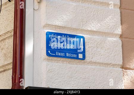 Tiflis, Georgien - 23. JUNI 2024: Straßenschilder an einer Mauer in Tiflis, Georgien. Jerusalemer Platz. Stockfoto