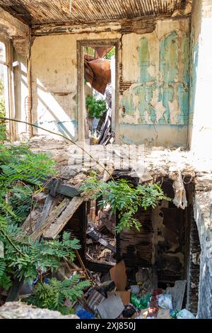 Tiflis, Georgien - 24. JUNI 2024: Verlassenes und teilweise zerfallenes traditionelles georgianisches Haus in der Altstadt von Tiflis, Georgien. Stockfoto