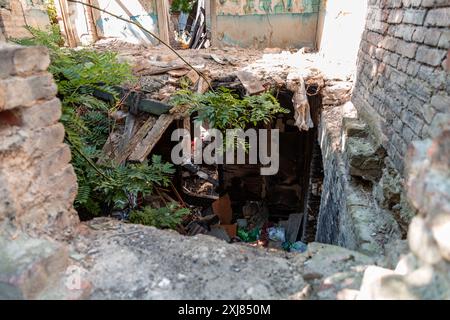 Tiflis, Georgien - 24. JUNI 2024: Verlassenes und teilweise zerfallenes traditionelles georgianisches Haus in der Altstadt von Tiflis, Georgien. Stockfoto