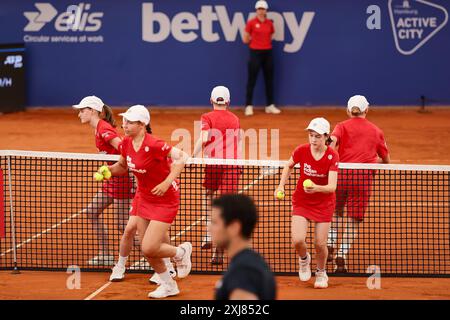 Hamburg, Hamburg, Deutschland. Juli 2024. Ballkids in Aktion während der HAMBURGER OPEN - ATP500, Herren Tennis (Credit Image: © Mathias Schulz/ZUMA Press Wire) NUR REDAKTIONELLE VERWENDUNG! Nicht für kommerzielle ZWECKE! Stockfoto