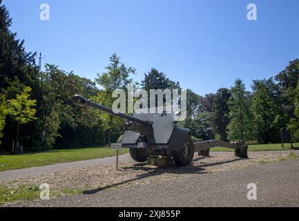 Eine 17-Pfünder-Panzerabwehrkanone der Ordnance QF ist im Airborne Museum in Oosterbeek, Niederlande ausgestellt Stockfoto