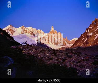 Sonnenlicht am frühen Morgen auf dem Cerro Torre, 3128 m, im Nationalpark Los Glaciares, Provinz Santa Cruz, Patagonien, Argentinien. Dezember 1992. Stockfoto