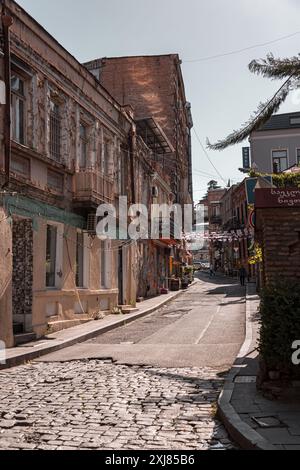 Tiflis, Georgien - 24. JUNI 2024: Straßenblick und traditionelle Architektur in der Altstadt von Tiflis, Georgien. Stockfoto