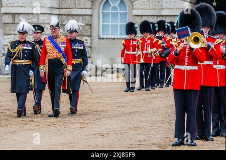 London, Großbritannien. Juli 2024. Edward Fitzalan-Howard, 18. Duke of Norfolk, kommt mit hochrangigen Offizieren – dem „Military Musical Spectacular“ der britischen Armee, einer Sommerfeier an drei Abenden auf der Horse Guards Parade, London, am 16., 17. Und 18. Juli 2024. Eine Live-Show im Freien mit einigen der talentiertesten Militärmusiker der britischen Armee. Hier finden sich die Massed Bands der Household Division, Massed Pipes und Trommeln, Mounted State Trumpeter und die Waffen und Pferde der Königstruppe Royal Horse Artillery. Guy Bell/Alamy Live News Stockfoto