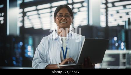 Porträt einer jungen attraktiven, befähigten Indianerin, die in die Kamera schaut und charmant lächelt. Spezialist bei der Arbeit, IT Manager, Software Engineering Professional Stockfoto