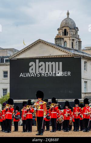 London, Großbritannien. Juli 2024. Der 80. Jahrestag des D-Day wird in Erinnerung gerufen - das „Military Musical Spectacular“ der britischen Armee, eine Sommerfeier an drei Abenden auf der Horse Guards Parade, London, am 16., 17. Und 18. Juli 2024. Eine Live-Show im Freien mit einigen der talentiertesten Militärmusiker der britischen Armee. Hier finden sich die Massed Bands der Household Division, Massed Pipes und Trommeln, Mounted State Trumpeter und die Waffen und Pferde der Königstruppe Royal Horse Artillery. Guy Bell/Alamy Live News Stockfoto