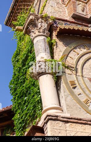 Tiflis, Georgien - 24. JUNI 2024: Der Uhrenturm des Marionettentheaters Rezo Gabriadze ist ein einzigartiges und ikonisches Wahrzeichen in Tiflis, Georgien Stockfoto