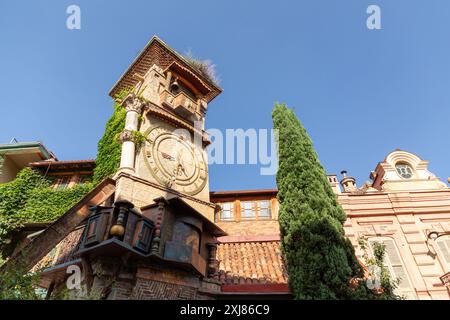 Tiflis, Georgien - 24. JUNI 2024: Der Uhrenturm des Marionettentheaters Rezo Gabriadze ist ein einzigartiges und ikonisches Wahrzeichen in Tiflis, Georgien Stockfoto