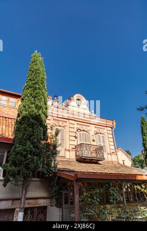 Tiflis, Georgien - 24. JUNI 2024: Straßenblick und traditionelle Architektur in der Altstadt von Tiflis, Georgien. Stockfoto