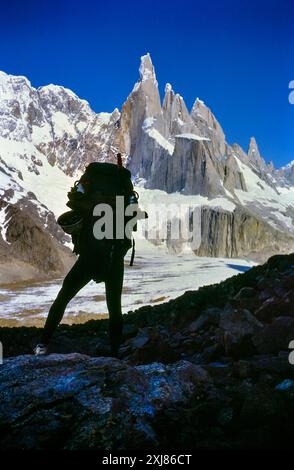 Ein Bergsteiger blickt auf den mächtigen 3128 m hohen Cerro Torre im Nationalpark Los Glaciares in der Provinz Santa Cruz in Patagonien, Argentinien. Dezember 1992. Stockfoto