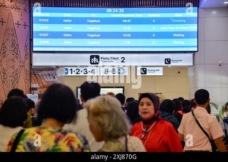 Jakarta, Indonesien. Juli 2024. Am 17. Juli 2024 stehen die Leute vor dem Check-in in der Wartehalle des Halim-Bahnhofs in Jakarta, Indonesien, an. Die Hochgeschwindigkeitsbahn Jakarta-Bandung (HSR) war am Montag mit über 4 Millionen beförderten Fahrgästen neun Monate in Betrieb, sagte PT Kereta Cepat Indonesia-China (KCIC), ein Joint-Venture-Konsortium zwischen indonesischen und chinesischen Staatsunternehmen, das den HSR baut und betreibt. Quelle: Xu Qin/Xinhua/Alamy Live News Stockfoto