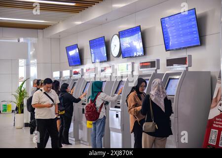 Jakarta, Indonesien. Juli 2024. Passagiere erhalten Tickets für Selbstbedienungsgeräte am Bahnhof Halim in Jakarta, Indonesien, 17. Juli 2024. Die Hochgeschwindigkeitsbahn Jakarta-Bandung (HSR) war am Montag mit über 4 Millionen beförderten Fahrgästen neun Monate in Betrieb, sagte PT Kereta Cepat Indonesia-China (KCIC), ein Joint-Venture-Konsortium zwischen indonesischen und chinesischen Staatsunternehmen, das den HSR baut und betreibt. Quelle: Xu Qin/Xinhua/Alamy Live News Stockfoto