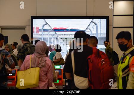 Jakarta, Indonesien. Juli 2024. Passagiere warten auf den Check-in, indem sie ihre Tickets am Bahnhof Halim in Jakarta, Indonesien, am 17. Juli 2024 scannen. Die Hochgeschwindigkeitsbahn Jakarta-Bandung (HSR) war am Montag mit über 4 Millionen beförderten Fahrgästen neun Monate in Betrieb, sagte PT Kereta Cepat Indonesia-China (KCIC), ein Joint-Venture-Konsortium zwischen indonesischen und chinesischen Staatsunternehmen, das den HSR baut und betreibt. Quelle: Xu Qin/Xinhua/Alamy Live News Stockfoto