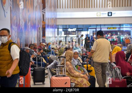 Jakarta, Indonesien. Juli 2024. Passagiere warten am 17. Juli 2024 in der Wartehalle des Halim-Bahnhofs in Jakarta, Indonesien, auf ihre Züge. Die Hochgeschwindigkeitsbahn Jakarta-Bandung (HSR) war am Montag mit über 4 Millionen beförderten Fahrgästen neun Monate in Betrieb, sagte PT Kereta Cepat Indonesia-China (KCIC), ein Joint-Venture-Konsortium zwischen indonesischen und chinesischen Staatsunternehmen, das den HSR baut und betreibt. Quelle: Xu Qin/Xinhua/Alamy Live News Stockfoto