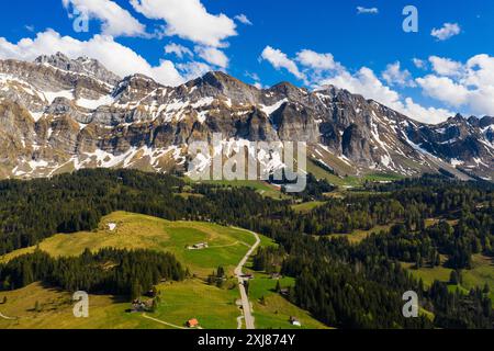 Appenzell, Schweiz: Drohnenblick auf den atemberaubenden Santis-Berg in den alpen im Kanton Appenzell in der Ostschweiz im Frühjahr. Stockfoto