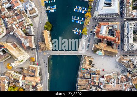 Zürich, Schweiz: Blick von oben auf die Zürcher Altstadt entlang der Limmat mit dem gotischen Grossmunster-Dom in der Schweiz Stockfoto