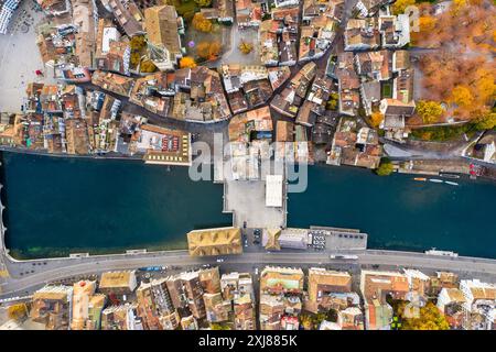 Zürich, Schweiz: Luftaufnahme der Zürcher Altstadt entlang der Limmat im Winter in der größten Stadt der Schweiz Stockfoto