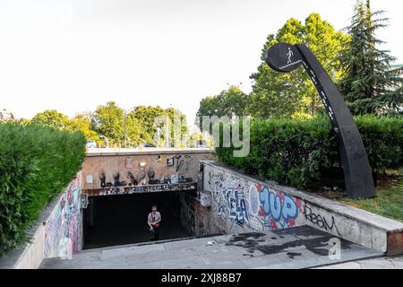 Tiflis, Georgien - 24. JUNI 2024: Fußgängerunterführungsschild am Eingang eines unterirdischen Übergangs in Tblisi, Georgien. Stockfoto