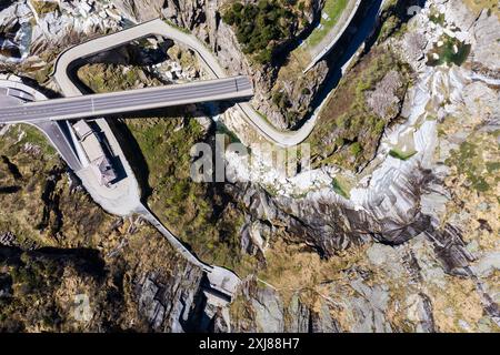 Gotthard, Schweiz: Drohnenansicht der Gotthardpass-Bergstraße und der Teufelsbrücke bei Andermatt im Kanton URI in der Schweiz in der Schweiz Stockfoto