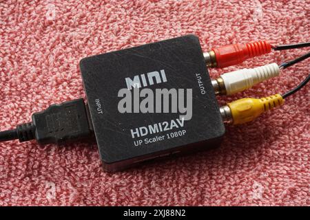 Terengganu, Malaysia - 1. August 2024 : Mini-HDMI-Adapter auf rotem Hintergrund. High-Definition Multimedia Interface (HDMI). Für Multimedia-Anwendungen. Stockfoto