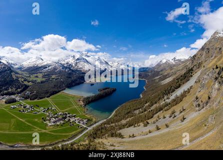 Luftansicht auf den Sils See bei Silvaplana im Engadintal im Kanton Graubunden in den alpen in der Schweiz an einem sonnigen Sommertag mit dem Piz Corvats Stockfoto