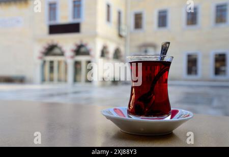 Tee auf der Terrasse der Kocatepe Ulu Moschee, Istanbul, Türkei Stockfoto