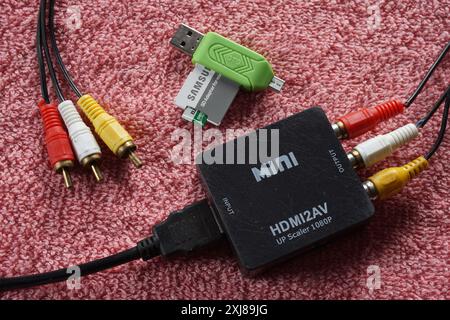 Terengganu, Malaysia - 1. August 2024 : Mini-HDMI-Adapter auf rotem Hintergrund. High-Definition Multimedia Interface (HDMI). Für Multimedia-Anwendungen. Stockfoto