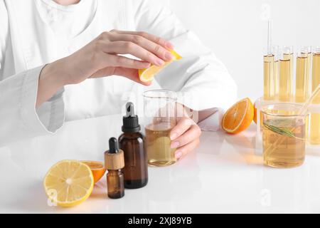 Aromatherapeutikum. Wissenschaftler, der ätherische Öle am weißen Tisch im Labor entwickelt, Nahaufnahme Stockfoto