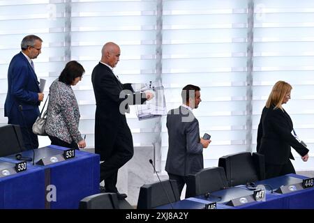 Straßburg, Frankreich. Juli 2024. Die Mitglieder des Europäischen Parlaments werden während der Wahl des neuen Präsidenten des Europäischen Parlaments während der ersten Plenartagung der neu gewählten Europäischen Versammlung in Straßburg, Ostfrankreich, am 16. Juli 2024 im Plenarsaal gesehen. Foto: Nicolas Roses/ABACAPRESS. COM Credit: Abaca Press/Alamy Live News Stockfoto