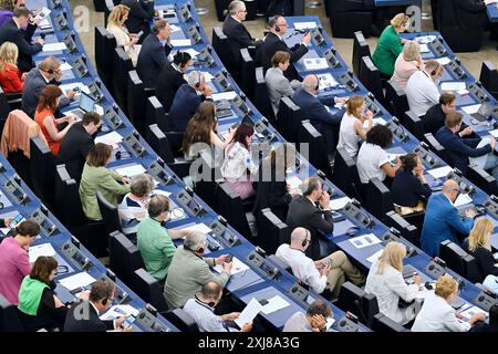 Straßburg, Frankreich. Juli 2024. Die Mitglieder des Europäischen Parlaments werden während der Wahl des neuen Präsidenten des Europäischen Parlaments während der ersten Plenartagung der neu gewählten Europäischen Versammlung in Straßburg, Ostfrankreich, am 16. Juli 2024 im Plenarsaal gesehen. Foto: Nicolas Roses/ABACAPRESS. COM Credit: Abaca Press/Alamy Live News Stockfoto