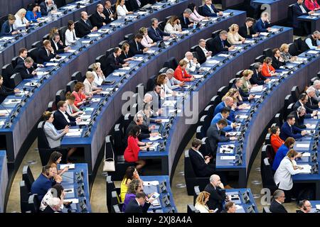 Straßburg, Frankreich. Juli 2024. Die Mitglieder des Europäischen Parlaments werden während der Wahl des neuen Präsidenten des Europäischen Parlaments während der ersten Plenartagung der neu gewählten Europäischen Versammlung in Straßburg, Ostfrankreich, am 16. Juli 2024 im Plenarsaal gesehen. Foto: Nicolas Roses/ABACAPRESS. COM Credit: Abaca Press/Alamy Live News Stockfoto