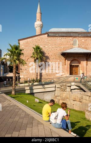 Touristen an der Dschumaya Moschee in Plovdiv, Bulgarien, Osteuropa, Balkan, EU Stockfoto