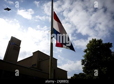 HILVERSUM - die Flagge hängt am Halbmast am Rathaus von Hilversum. Die Flagge fliegt auf allen Regierungsgebäuden in den Niederlanden am Halbmast, um an den Unfall mit Flug MH17 zu erinnern. Dieser Flug wurde vor zehn Jahren über der Ukraine abgeschossen, wobei Hunderte von Menschen getötet wurden. ANP SEM VAN DER WAL niederlande aus - belgien aus Stockfoto