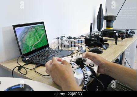 LEMBERG, UKRAINE - 16. JULI 2024 - Ein Mann durchläuft Tests mit einem Flugsimulator im Rekrutierungszentrum der ukrainischen Armee in Lemberg, Westukraine. Das gemeinsame Projekt des ukrainischen Verteidigungsministeriums und der Landstreitkräfte, Drone Force, zielt darauf ab, Personal für die Einheiten unbemannter Systeme zu rekrutieren. Stockfoto