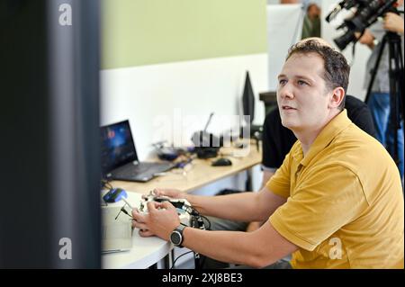 LEMBERG, UKRAINE - 16. JULI 2024 - Ein Mann durchläuft Tests mit einem Flugsimulator im Rekrutierungszentrum der ukrainischen Armee in Lemberg, Westukraine. Das gemeinsame Projekt des ukrainischen Verteidigungsministeriums und der Landstreitkräfte, Drone Force, zielt darauf ab, Personal für die Einheiten unbemannter Systeme zu rekrutieren. Stockfoto