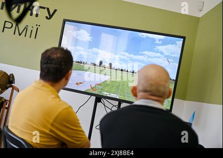 LEMBERG, UKRAINE - 16. JULI 2024 - Ein Mann durchläuft Tests mit einem Flugsimulator im Rekrutierungszentrum der ukrainischen Armee in Lemberg, Westukraine. Das gemeinsame Projekt des ukrainischen Verteidigungsministeriums und der Landstreitkräfte, Drone Force, zielt darauf ab, Personal für die Einheiten unbemannter Systeme zu rekrutieren. Stockfoto