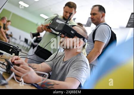 LEMBERG, UKRAINE - 16. JULI 2024 - Ein Mann durchläuft Tests mit einem Flugsimulator im Rekrutierungszentrum der ukrainischen Armee in Lemberg, Westukraine. Das gemeinsame Projekt des ukrainischen Verteidigungsministeriums und der Landstreitkräfte, Drone Force, zielt darauf ab, Personal für die Einheiten unbemannter Systeme zu rekrutieren. Stockfoto