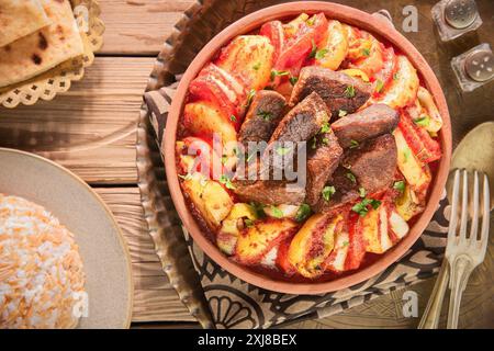 Arabische Küche; traditionelle Tajine-Kartoffeln und -Fleisch aus dem Nahen Osten. Es sind köstliche, zarte Rindfleischwürfel, gekocht mit Kartoffeln, Tomaten und Zwiebeln. Stockfoto