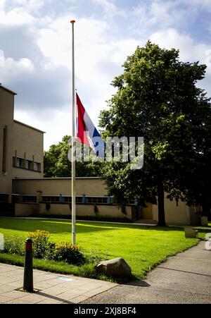 HILVERSUM - die Flagge hängt am Halbmast am Rathaus von Hilversum. Die Flagge fliegt auf allen Regierungsgebäuden in den Niederlanden am Halbmast, um an den Unfall mit Flug MH17 zu erinnern. Dieser Flug wurde vor zehn Jahren über der Ukraine abgeschossen, wobei Hunderte von Menschen getötet wurden. ANP SEM VAN DER WAL niederlande aus - belgien aus Stockfoto