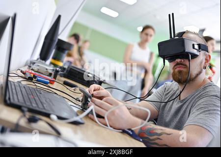 LEMBERG, UKRAINE - 16. JULI 2024 - Ein Mann durchläuft Tests mit einem Flugsimulator im Rekrutierungszentrum der ukrainischen Armee in Lemberg, Westukraine. Das gemeinsame Projekt des ukrainischen Verteidigungsministeriums und der Landstreitkräfte, Drone Force, zielt darauf ab, Personal für die Einheiten unbemannter Systeme zu rekrutieren. Stockfoto