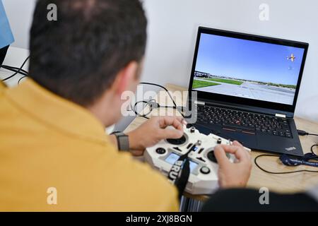 LEMBERG, UKRAINE - 16. JULI 2024 - Ein Mann durchläuft Tests mit einem Flugsimulator im Rekrutierungszentrum der ukrainischen Armee in Lemberg, Westukraine. Das gemeinsame Projekt des ukrainischen Verteidigungsministeriums und der Landstreitkräfte, Drone Force, zielt darauf ab, Personal für die Einheiten unbemannter Systeme zu rekrutieren. Stockfoto