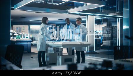 Junges Team von intelligenten Multikulturellen Ingenieuren, die ein Roboterhund-Konzept entwickeln. High-Tech-Forschungsfabrik mit talentierten professionellen Mitarbeitern Stockfoto