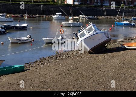 Plentzia - Bizkaia, Spanien, 30. Oktober 2023 - das Licht am frühen Morgen taucht die Flussmündung von Plentzia in ein sanftes Leuchten Stockfoto