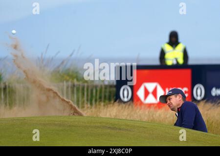 Die englische Justin Rose splittert am 1. Während eines Trainingstages vor den Open in Royal Troon, South Ayrshire, Schottland, aus einem Bunker. Bilddatum: Mittwoch, 17. Juli 2024. Stockfoto