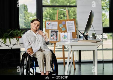 Eine junge Geschäftsfrau im Rollstuhl arbeitet in einem modernen Büro. Stockfoto