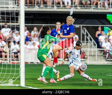 Washington, DC, USA. Juli 2024. Costa Rica-Verteidiger MARÃA PAULA COTO (3) blockiert einen Durchgangspass für US-Mittelfeldspieler LINDSAY HORAN (10) während des internationalen Freundschaftsspiels 2024 im Audi Field in Washington, DC. (Foto: © Robert Blakley/ZUMA Press Wire) NUR REDAKTIONELLE VERWENDUNG! Nicht für kommerzielle ZWECKE! Stockfoto