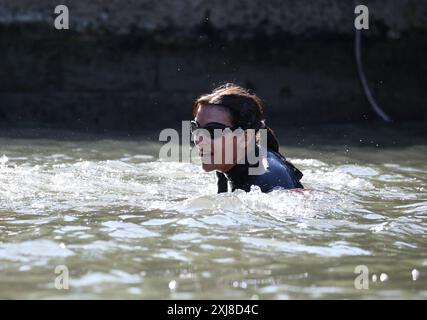 Paris, Frankreich. Juli 2024. Nach Monaten der Vorfreude schwimmt die Pariser Bürgermeisterin Anne Hidalgo am Mittwoch, den 17. Juli 2024, in der seine und erfüllt ein Versprechen, das sie im Januar neun Tage vor der Eröffnungszeremonie der Olympischen Spiele 2024 gegeben hatte. Das Schwimmen findet entlang des Flusses statt, der am imposanten Rathaus und der Kathedrale Notre Dame vorbeiführt, als Teil einer größeren Bemühung, die verbesserte Sauberkeit des Flusses zu demonstrieren. Foto: Raphael Lafargue/ABACAPRESS. COM Credit: Abaca Press/Alamy Live News Stockfoto